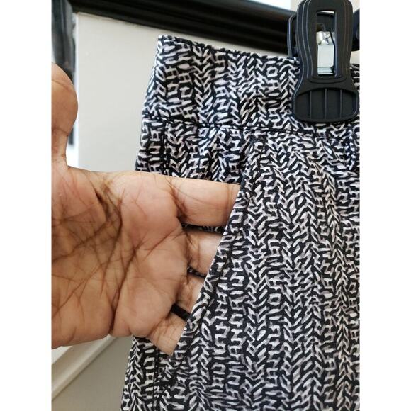 CAbi Chino Shorts Womens 0 Black White Geo Print Stretch Flat Front High Rise - Picture 9 of 12
